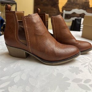 Women’s Olivia Miller cut out brown Ankle Boots size 7 M